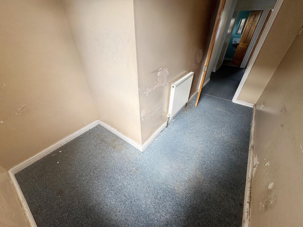 Lot: 124 - COMMERCIAL PREMISES AND FIRST FLOOR FLAT FOR IMPROVEMENT - Flat - study